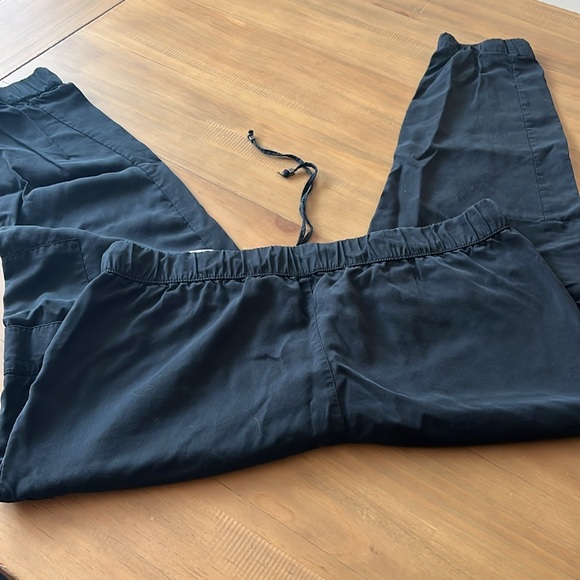 Banana Republic black lightweight cargo zippered pants in Large - Picture 2 of 5